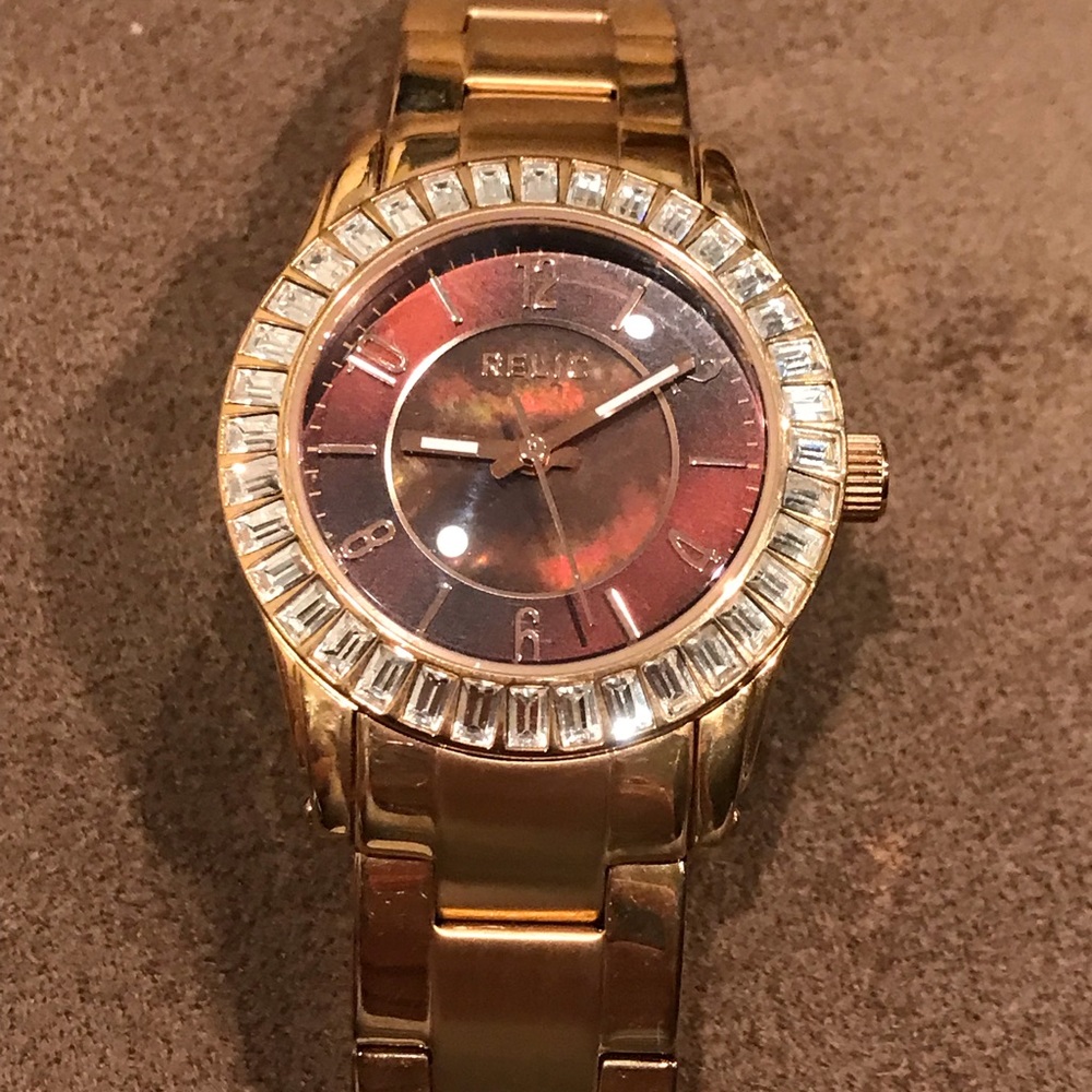 🎁Relic Watch w/ baguettes 😍